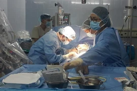 Một ca phẫu thuật tim bằng kỹ thuật vá lỗ thông liên nhĩ qua 4 lỗ trocar tại Bệnh viện E. (Nguồn: Bệnh viện E)