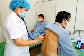 Chăm sóc và điều trị cho bệnh nhân. (Ảnh: Dương Ngọc/TTXVN)