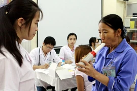 Khám, tư vấn miễn phí bệnh hen phế quản cho người dân. (Ảnh: TTXVN)