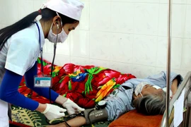 Các cán bộ y tế điều trị cho bệnh nhân lao tại Bệnh viện Đa khoa huyện Lệ Thủy. (Ảnh: Dương Ngọc/TTXVN)