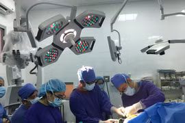Các bác sỹ thực hiện ca phẫu thuật cho bệnh nhân tại Bệnh viện Hữu nghị Việt Đức. (Ảnh: PV/Vietnam+)