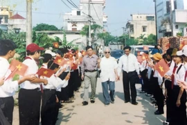 Nguyên Tổng Bí thư Đỗ Mười luôn quan tâm đến sự nghiệp giáo dục trẻ em. (Ảnh: TTXVN phát)