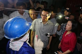 Phó Thủ tướng hỏi thăm công nhân trong hầm của công trình xây dựng. (Ảnh: Danh Lam/TTXVN)