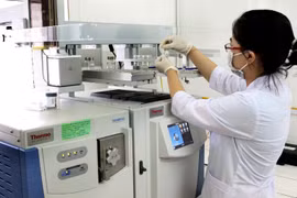 Hệ thống xét nghiệm sinh học phân tử, kỹ thuật gen trong chẩn đoán dịch bệnh. (Ảnh: Dương Ngọc/TTXVN)