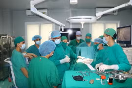 Các chuyên gia của Hội Phổi Pháp Việt cùng với các y bác sỹ Bệnh viện Phổi Trung ương thực hiện ca phẫu thuật. (Ảnh: PV/Vietnam+)