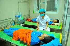 Thăm khám cho bệnh nhân sốt xuất huyết. (Ảnh: Minh Đức/TTXVN)