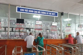 Người dân làm thủ tục khám chữa bệnh bảo hiểm y tế tại Bệnh viện Đa khoa Thành phố Vinh. (Ảnh: PV/Vietnam+)