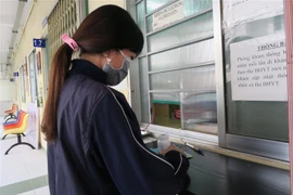 Bệnh nhân HIV nhận thuốc điều trị ARV. (Ảnh: TTXVN/Vietnam+)