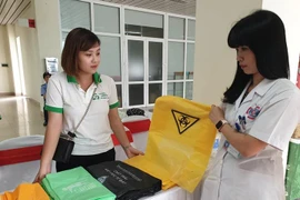 Những chiếc túi phân huỷ sinh học sẽ được sử dụng thay thế cho túi nilon. (Ảnh: PV/Vietnam+)