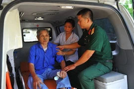 Lực lượng quân dân y khám chữa bệnh cho người dân tại Ninh Bình. (Ảnh: TTXVN)