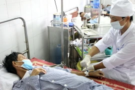 Điều trị cho bệnh nhân HIV/AIDS tại Bệnh viện Hữu nghị Việt Tiệp. (Ảnh: Dương Ngọc/TTXVN)