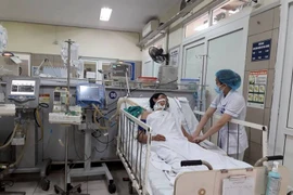 Một bệnh nhân ngộ độc rượu điều trị tại Bệnh viện Bạch Mai. (Ảnh: T.G/Vietnam+)