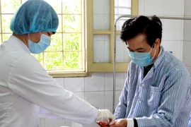 Điều trị cho bệnh nhân mắc bệnh lao. (Ảnh: TTXVN)