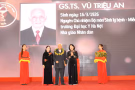Phó Chủ tịch nước Đặng Thị Ngọc Thịnh đã trao danh hiệu “trí thức tiêu biểu” cho giáo sư Vũ Triệu An. (Ảnh: PV/Vietnam+) 