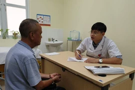 Người bệnh tới khám tại Bệnh viện Hữu nghị Việt Đức. (Ảnh: PV/Vietnam+) 
