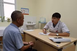 Người bệnh tới khám tại Bệnh viện Hữu nghị Việt Đức. (Ảnh: PV/Vietnam+) 