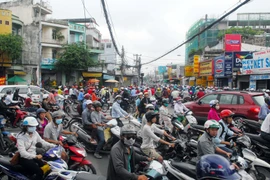 Qúa tải phương tiện giao thông cũng gây ra ô nhiễm tiếng ồn. (Ảnh: Mạnh Linh/TTXVN)