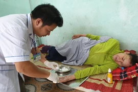 Khám bệnh cho người dân tại Trạm Y tế xã Quảng Phương, huyện Quảng Trạch. (Ảnh: PV/Vietnam+)