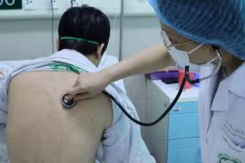 Bác sỹ khám cho bệnh nhân. (Ảnh: PV/Vietnam+)