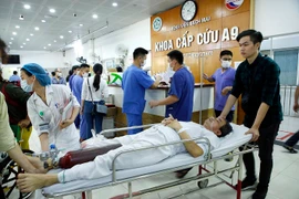 Khám, cấp cứu cho người dân. (Ảnh: TTXVN)