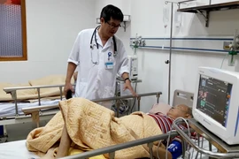 Bác sỹ điều trị cho bệnh nhân gout tại Bệnh viện Nội tiết Trung ương. (Ảnh: PV/Vietnam+)