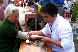 Bác sỹ khám sức khỏe cho người cao tuổi xã An Thạch, huyện Tuy An, tỉnh Phú Yên. (Ảnh: Trịnh Bang Nhiệm/TTXVN)