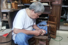 Người nghệ nhân khắc dấu giữa lòng phố cổ Hà Nội 