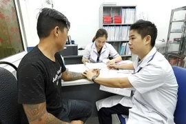 Tư vấn cho bệnh nhân trong công tác phòng chống HIV/AIDS. (Ảnh: TTXVN)