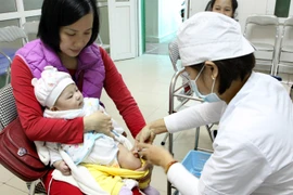 Một điểm tiêm chủng mở rộng của Hà Nội. (Ảnh: Dương Ngọc/TTXVN)