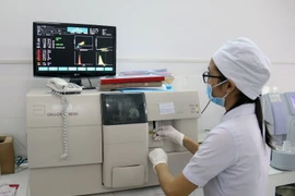 Xét nghiệm chẩn đoán bệnh. (Ảnh: Lê Huy Hải/TTXVN)