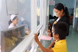Người dân thực hiện các thủ tục khám chữa bệnh bảo hiểm y tế. (Ảnh: Hoài Nam/TTXVN)