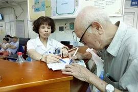 Chăm sóc sức khỏe cho người cao tuổi. (Ảnh:TTXVN/Vietnam+)