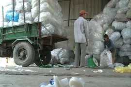 [Photo] Rác thải y tế được "nhào nặn" thành các vật dụng