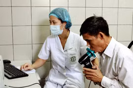 Điều trị cho bệnh nhân mắc bệnh phổi tắc nghẽn mạn tính. (Ảnh: Dương Ngọc/TTXVN)