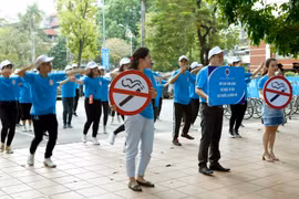 Thanh niên hưởng ứng Ngày Thế giới không thuốc lá. (Ảnh: Dương Ngọc/TTXVN)