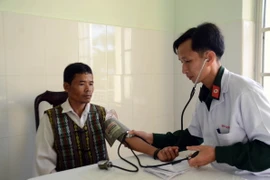 Khám, chữa bệnh cho người nghèo, đồng bào dân tộc thiểu số tại Bệnh xá quân dân y kết hợp, tỉnh Đắk Nông. (Ảnh: Hưng Thịnh/TTXVN)