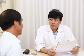 Phó giáo sư Nguyễn Xuân Hùng khám cho bệnh nhân. (Ảnh: PV/Vietnam+)