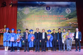 Trao bằng và bàn giao 14 bác sỹ trẻ vừa tốt nghiệp khóa 3. (Ảnh: PV/Vietnam+)