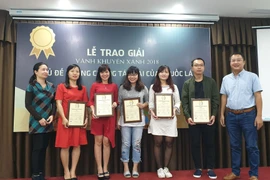 Hai phóng viên của báo VietnamPlus (ngoài cùng bên phải) nhận giải. (Ảnh: PV/Vietnam+)