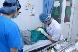 Bác sỹ đang can thiệp cho nữ bệnh nhân. (Ảnh: PV/Vietnam+)