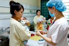 Chăm sóc, điều trị cho trẻ mắc bệnh ho gà tại khoa Truyền nhiễm, Bệnh viện Nhi Trung ương. (Ảnh: Dương Ngọc/TTXVN)