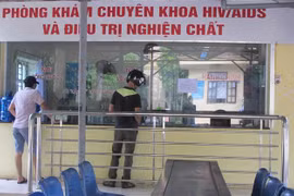 Bệnh nhân đến uống thuốc Methadone tại Trung tâm kiểm soát bệnh tật. (Ảnh: PV/Vietnam+)