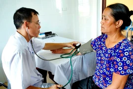 Khám bệnh cho người dân tại trạm y tế xã. (Ảnh: TTXVN)
