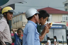 Hút thuốc lá tại nơi đông người. (Ảnh: Phạm Kiên/TTXVN)