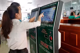 Người dân làm thủ tục với thẻ khám bệnh thông minh. (Ảnh: PV/Vietnam+)