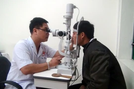 Việc cấp chứng chỉ hành nghề trong lĩnh vực y dược đang nhận được nhiều ý kiến quan tâm. (Ảnh: TTXVN/Vietnam+)