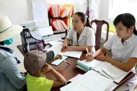 Nhân viên y tế Trung tâm phòng, chống HIV/AIDS Đắk Lắk tư vấn, kiểm tra sức khỏe cho bệnh nhân nhiễm HIV/AIDS. (Ảnh: TTXVN/Vietnam+)