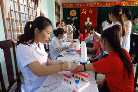 Nhân viên y tế khám sức khỏe cho người dân. (Ảnh: TTXVN/Vietnam+)
