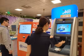 Thanh toán viện phí không dùng tiền mặt thông qua thẻ của các ngân hàng. (Ảnh: PV/Vietnam+)