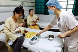Chăm sóc cho trẻ mắc bệnh ho gà tại Bệnh viện Nhi Trung ương. (Ảnh: TTXVN/Vietnam+)